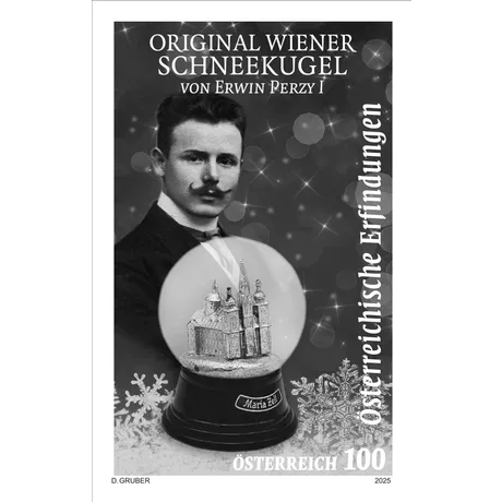 Schwarzdruck zur Sondermarke „Original Wiener Schneekugel von Erwin Perzy I.“. Gezeigt wird ein Porträt von Erwin Perzy I mit Schnurrbart, daneben eine Schneekugel mit der Basilika Mariazell. Text: „Österreichische Erfindungen“, „ÖSTERREICH 100“, „2025“.