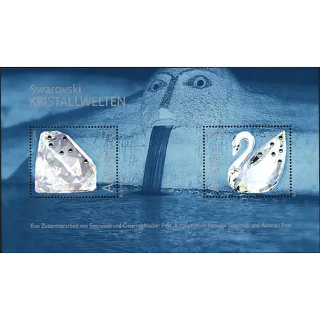 Briefmarken Österreich 2004: Swarovski Kristallwelten, 0,75 € Kristall und 1,00 € Schwan, blauer Hintergrund mit Brunnen.