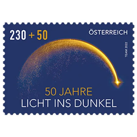 Briefmarke Österreich 2022, Nominale 2,30+0,50 Euro: '50 Jahre Licht ins Dunkel' mit goldenem Bogen auf blauem Hintergrund.