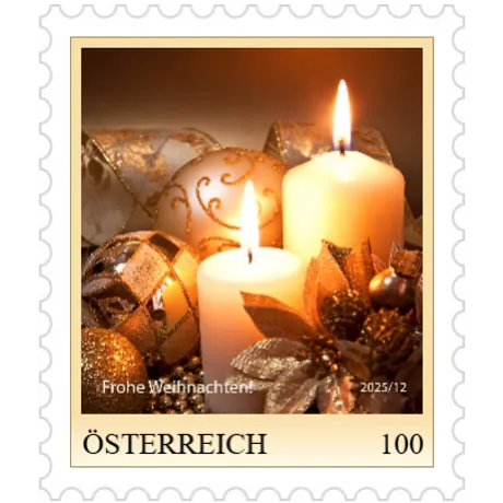 Weihnachtsbriefmarke 2025 mit zwei Kerzen, Christbaumschmuck und „Frohe Weihnachten!“