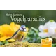 Mein kleines Vogelparadies „Blaumeise sitzt auf Moos vor gelben und weißen Blumen, mit Text Mein kleines Vogelparadies.“