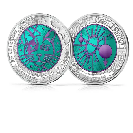 Eine weitere Ausgabe aus der beliebten Serie. Die 25-Euro-Münze ist aus Silber in der Qualität handgehoben, im Etui mit nummeriertem Echtheitszertifikat und streng limitiert. Zwei farbige Silber-Niob-Münzen: eine mit einem stilisierten Katzenkopf, die andere mit einem abstrakten Quantenphysik‑Motiv.
