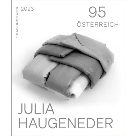 1c68f29ee697d8c0295a89d8e18a7ec58290fe7f.jpg Briefmarke Österreich 2023, Nominale 0,95 Euro: Kunstwerk von Julia Haugeneder mit gefaltetem Stoff in Graustufen.