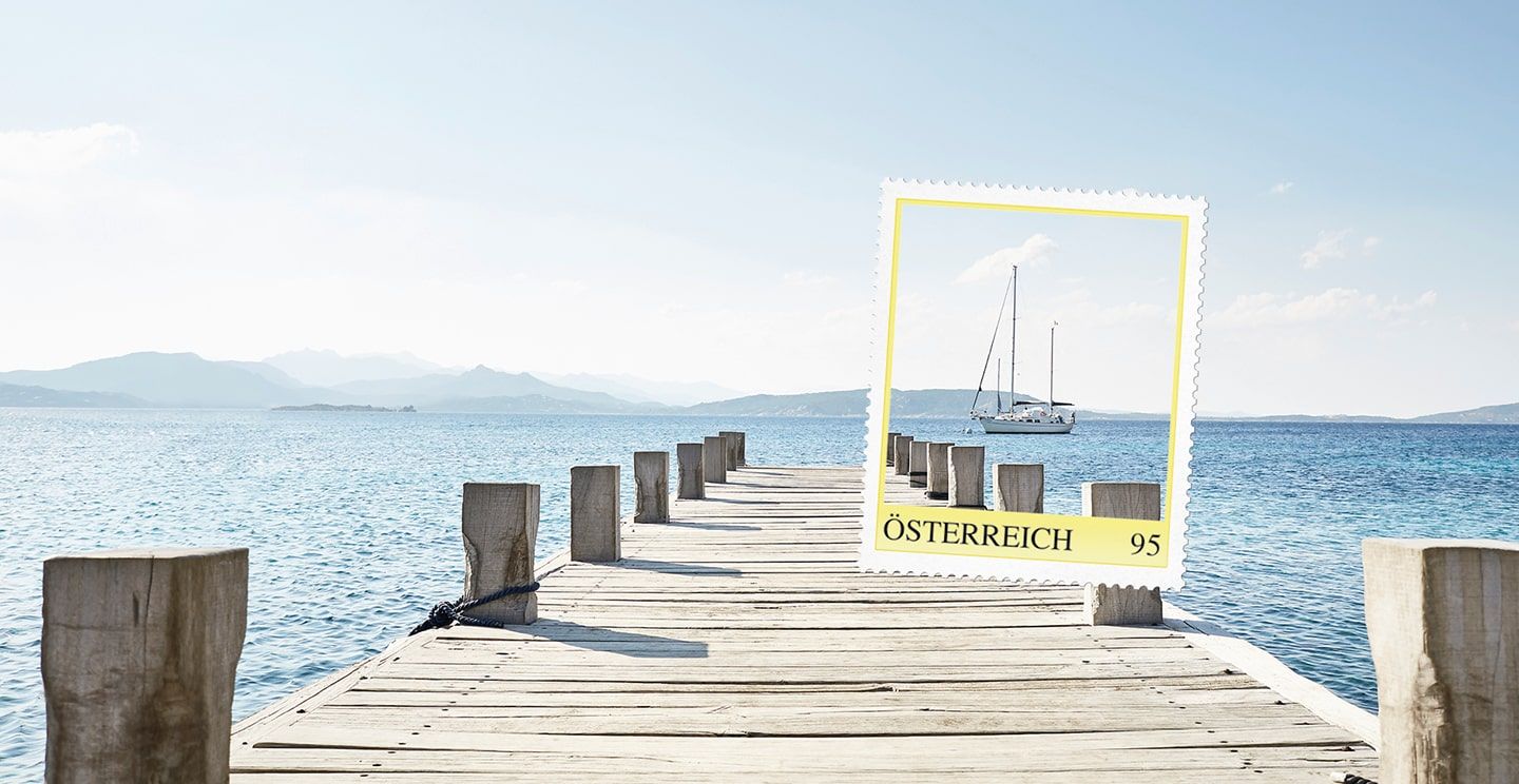 Briefmarke Österreich 95 Cent: Segelboot auf ruhigem Meer, integriert in eine Stegszene mit Bergen im Hintergrund.