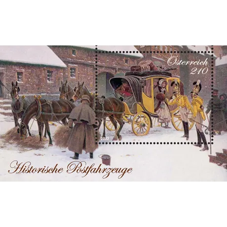 Briefmarke Österreich 2022, Nominale 2,10 Euro: Historische Postfahrzeuge mit gelber Pferdekutsche im Winter.