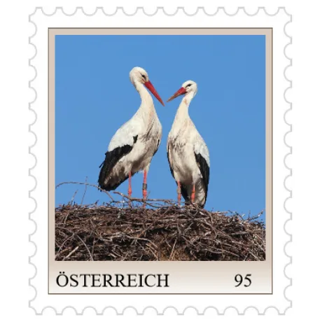 ME1_Tiere_Stoerche Briefmarke Österreich 95 Cent: Zwei Störche auf einem Nest vor blauem Himmel, Österreich 2023.