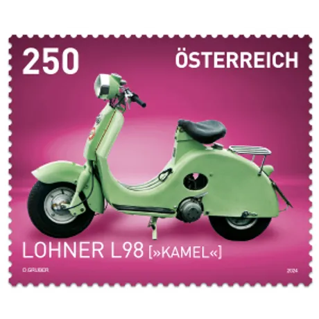 Briefmarke Österreich 2024, Nominale 2,50 Euro: Lohner L98 'Kamel'-Roller auf pinkem Hintergrund.