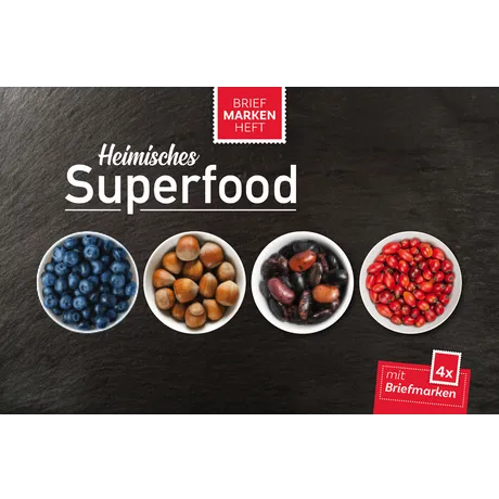Briefmarkenheft der Österreichischen Post 'Heimisches Superfood' mit Bildern von Heidelbeeren, Haselnüssen, Bohnen und Hagebutten.