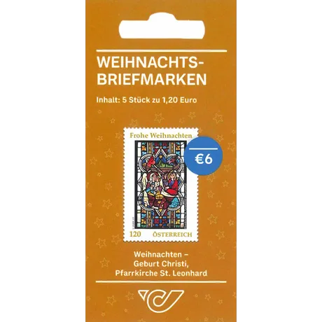 Sondermarken-Set mit fünf Weihnachtsbriefmarken zu je 1,20 Euro. Motiv zeigt ein farbenfrohes Kirchenfenster mit der Geburt Christi. Aufschrift „Frohe Weihnachten“, Wertangabe 120 Cent, Land „Österreich“. Hintergrund des Sets orange mit weißer Schrift und blauem Kreis mit Preisangabe 6 Euro