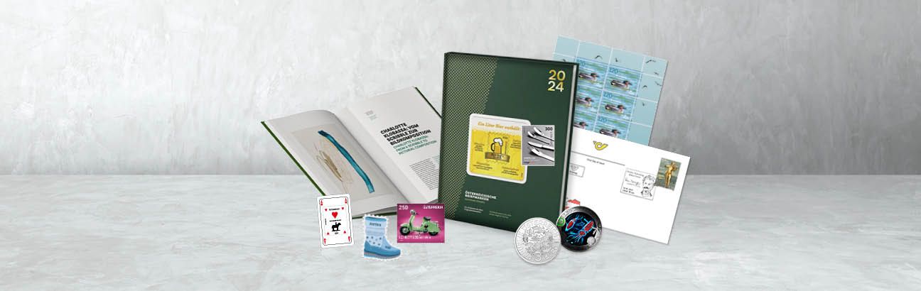 Österreichische Post 2024 Kollektion: Briefmarkenalbum, Briefmarken, Münzen und thematische Sammlerstücke auf heller Fläche.