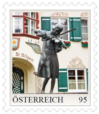 984073648b2e16ad7a53a2e52eac52c1b6b97bc2.jpg Briefmarke Österreich 2023, Nominale 0,95 Euro: Geiger-Statue in St. Gilgen vor traditionellem Gebäude.